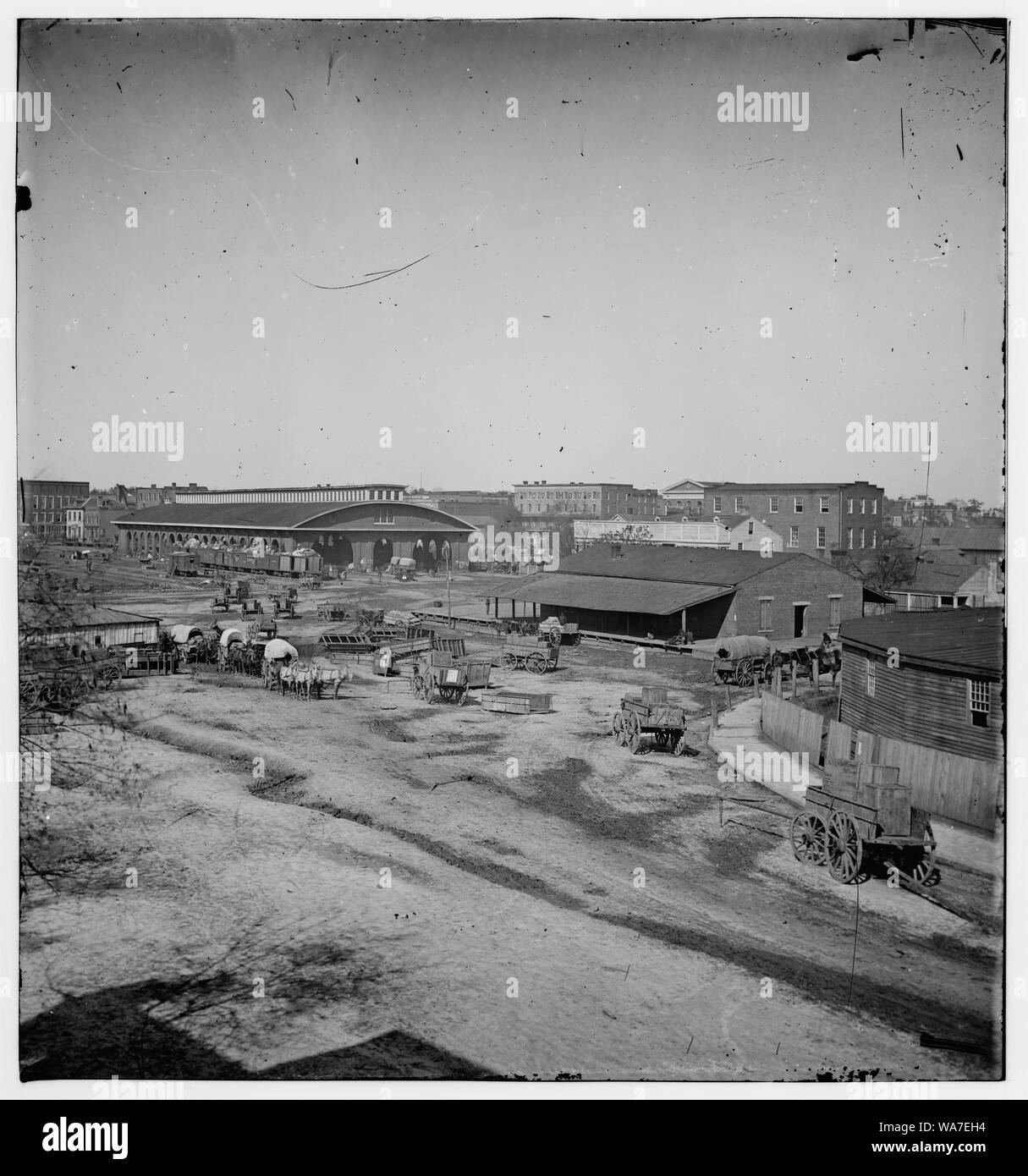 Atlanta, Ga. Railroad depot et résidus de la truite ; chambre et masonic hall en arrière-plan Résumé : Guerre civile sélectionné des photographies, 1861-1865 Banque D'Images