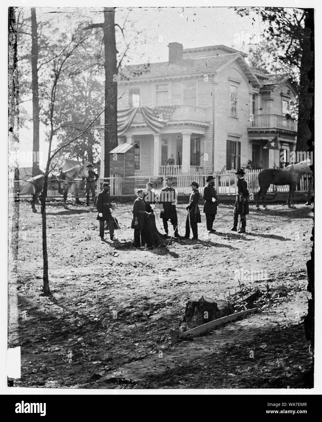 Atlanta, Géorgie. Les agents fédéraux standing in front of house. (Autrefois siège du Général John Bell Hood.) Banque D'Images