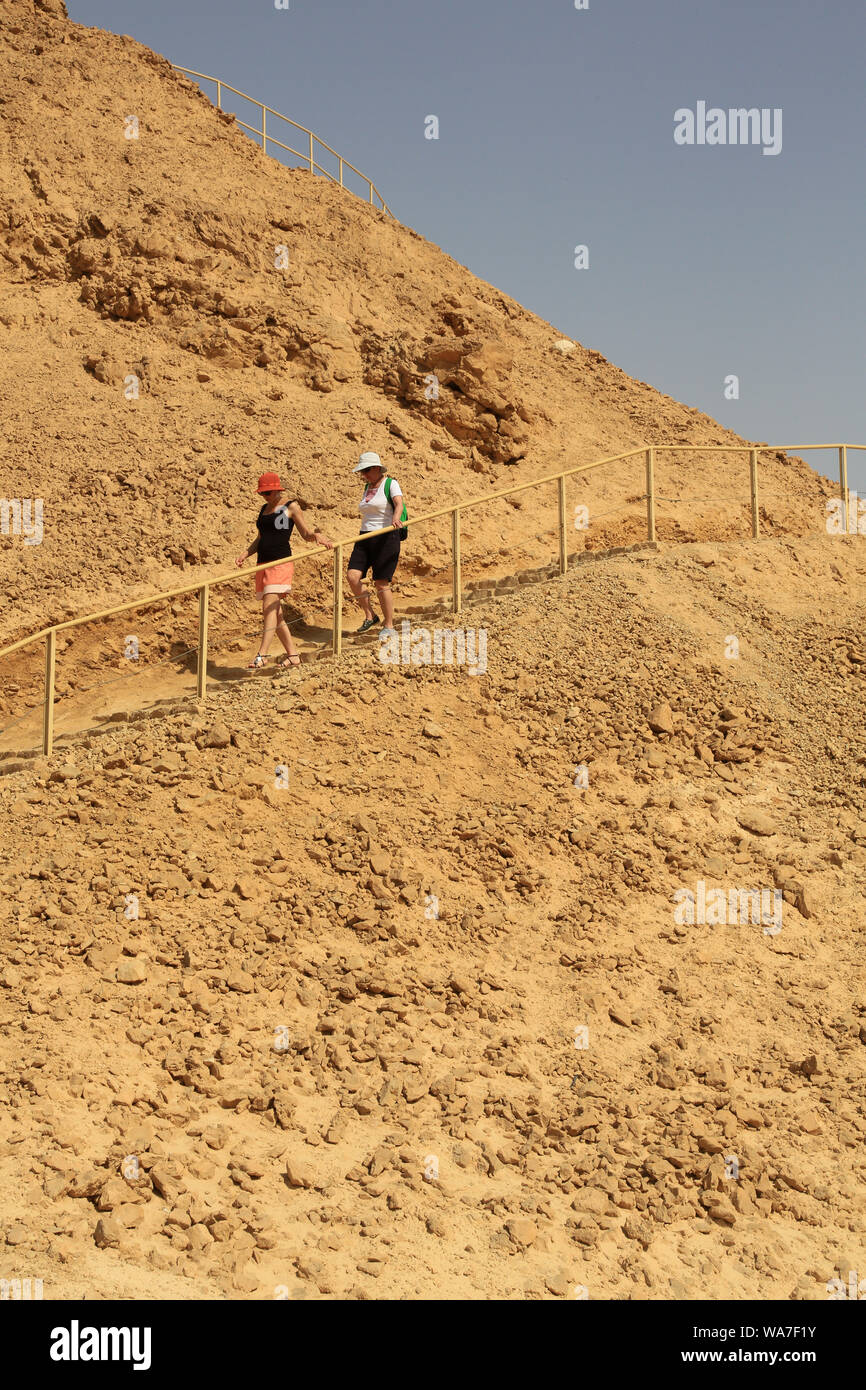 Pèlerinage en Terre Sainte. Les pèlerins se rendant sur le site de Massada. Israël. Banque D'Images