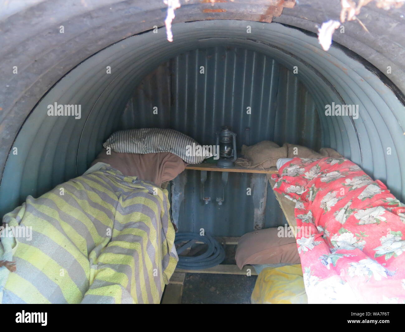 Vue intérieure d'un Anderson d'hébergement avec sac de couchage pour l'hébergement en famille d'accueil pendant les explosions de bombes de la Seconde Guerre mondiale Banque D'Images