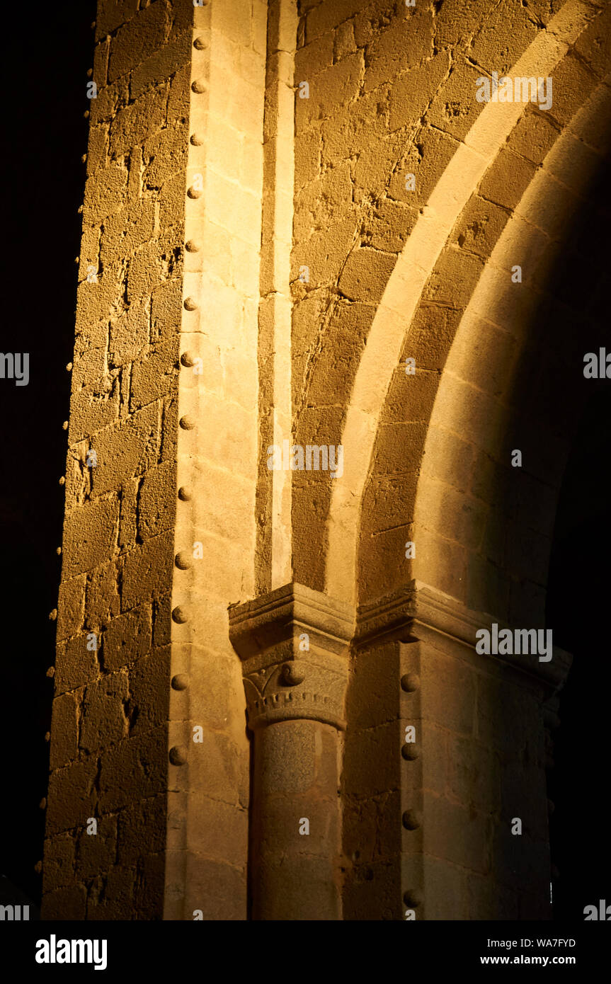 Décoration colonne allégé contre les ténèbres à Santa Maria d'Urgell (la cathédrale de La Seu d'Urgell, Alto Urgel, Lleida, Pyrénées, la Catalogne, Espagne) Banque D'Images