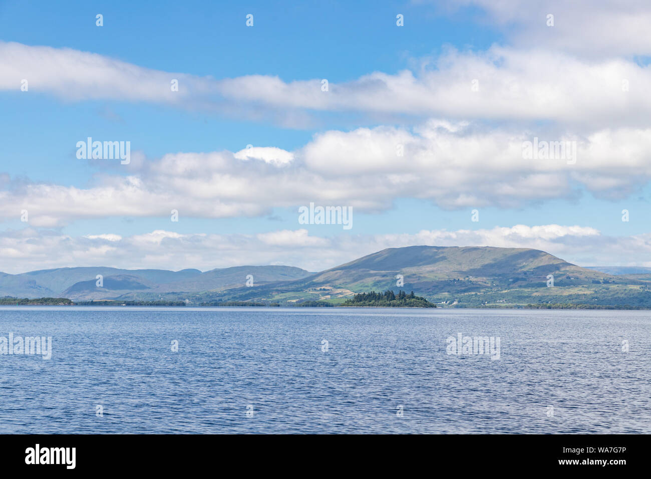 Conemara montagnes et Lough Corrib, Galway, Irlande Banque D'Images