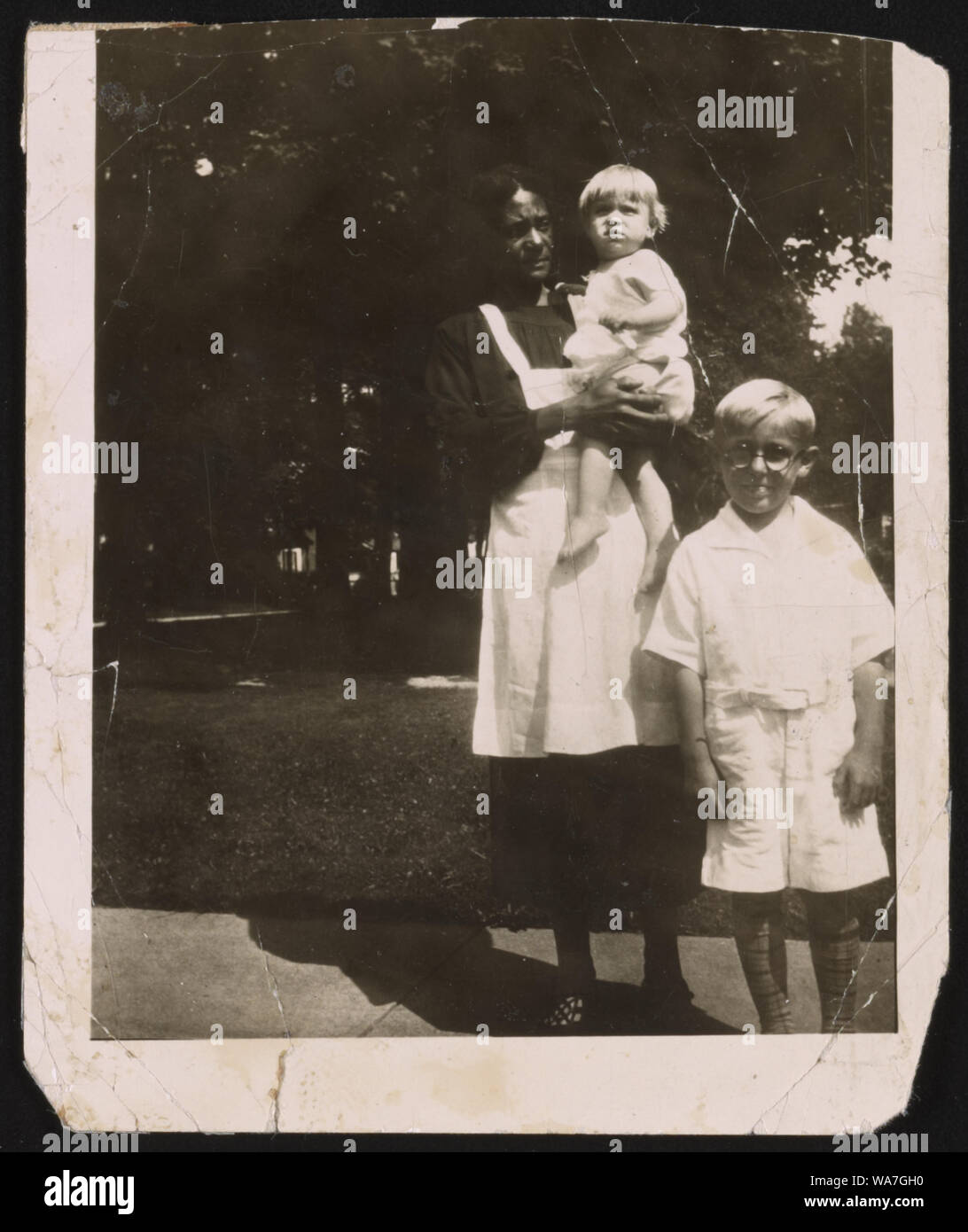 Tante Saphronia Alexander avec des enfants qu'elle garde Banque D'Images Tante Saphronia Alexander avec des enfants qu'elle garde Banque D'Images