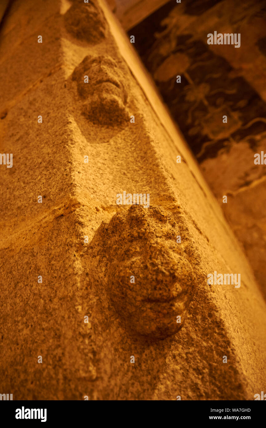 Détail de têtes humaines décoration colonne à Santa Maria d'Urgell (la cathédrale de La Seu d'Urgell, Alto Urgel, Lleida, Pyrénées, la Catalogne, Espagne) Banque D'Images