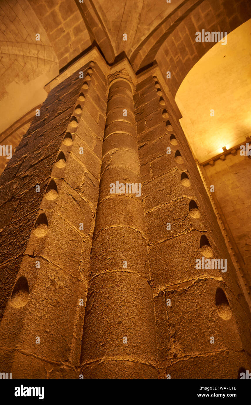 Détail de la colonne décorée à Santa Maria d'Urgell (la cathédrale de La Seu d'Urgell, Alto Urgel, Lleida, Pyrénées, la Catalogne, Espagne) Banque D'Images