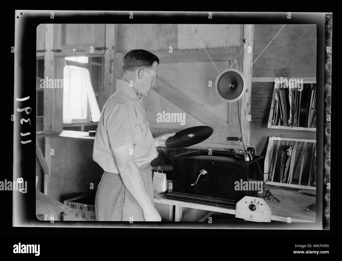 L'armée australienne dans Y.M.C.A. Julis Camp. Mise gramophone records avant d'un microphone Banque D'Images