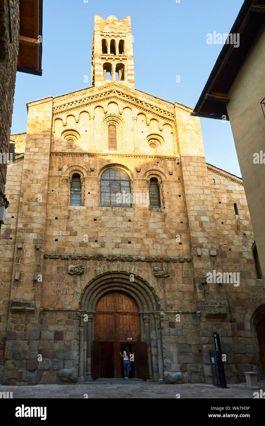 Façade principale et l'entrée de Santa Maria d'Urgell cathédrale au coucher du soleil (La Seu d'Urgell, Alto Urgel, Lleida, Pyrénées, la Catalogne, Espagne) Banque D'Images