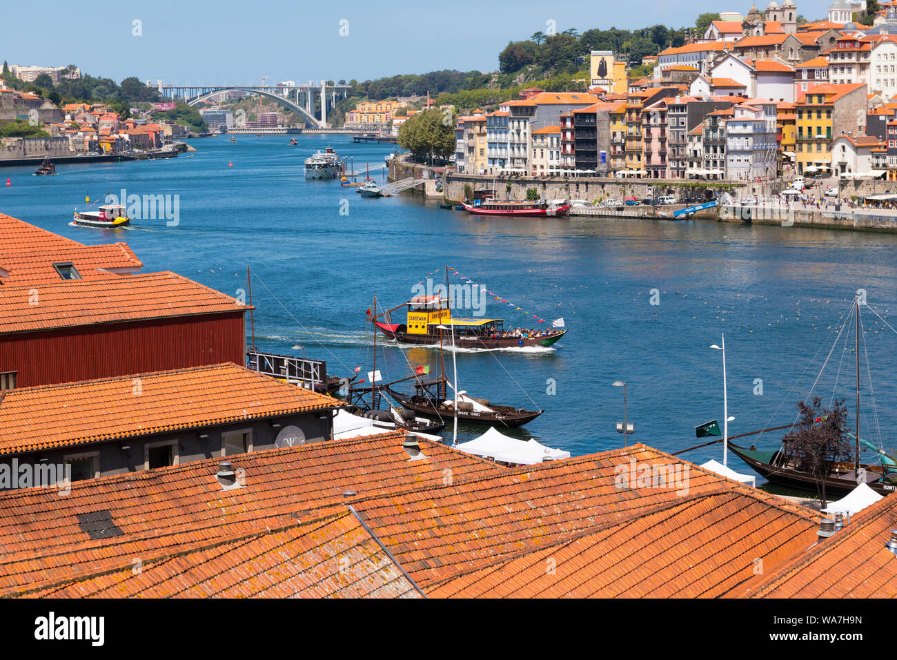 Portugal Porto Porto panorama de la ville de Vila Nova de Gaia sur Rio Douro River Boat eau remblai Rua Cais Ribeira étals du marché touristique Banque D'Images