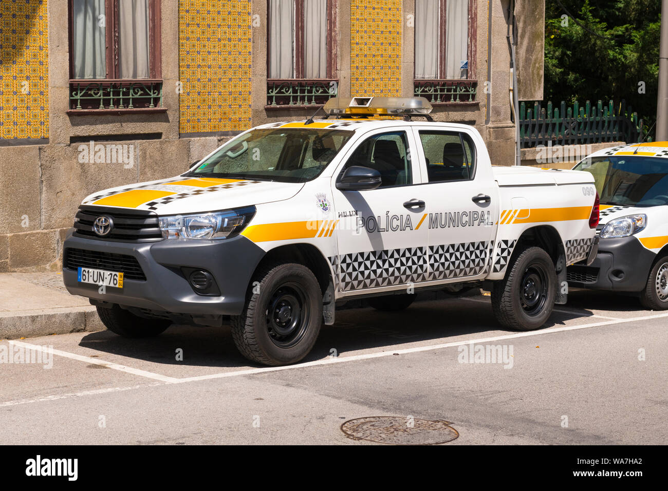 Portugal Vila Nova de Gaia Policia voiture Toyota Hilux 4x4 de la police municipale de police en stationnement trottoir chaussée scène de rue Banque D'Images