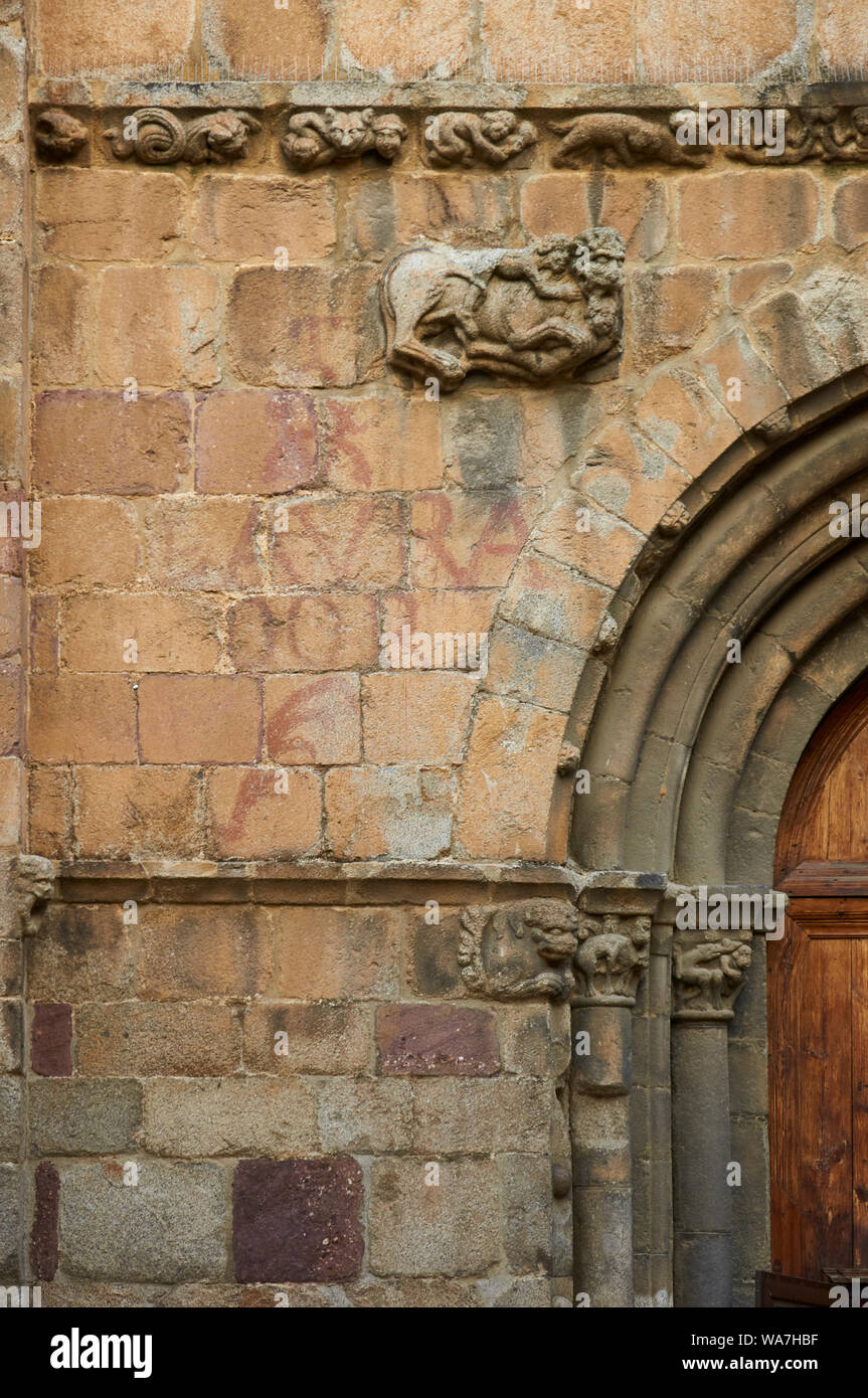 Détail de la décoration de la façade de Santa Maria d'Urgell cathédrale au coucher du soleil (La Seu d'Urgell, Alto Urgel, Lleida, Pyrénées, la Catalogne, Espagne) Banque D'Images