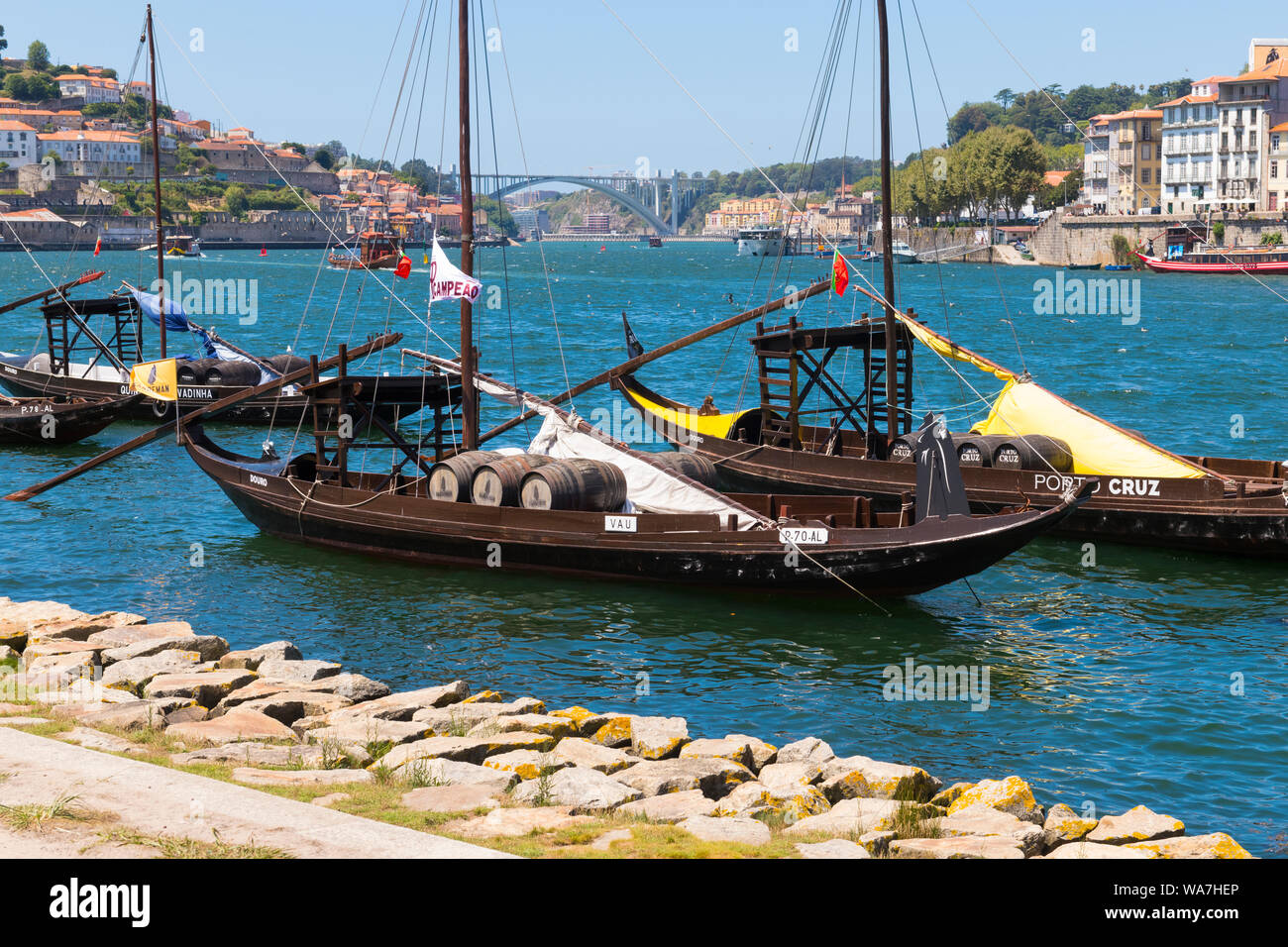 Portugal Vila Nova de Gaia Rio Douro remblai promenade vin vieux port bateau à voile ketch Porto Ferreira barils sails cityscape panorama Banque D'Images