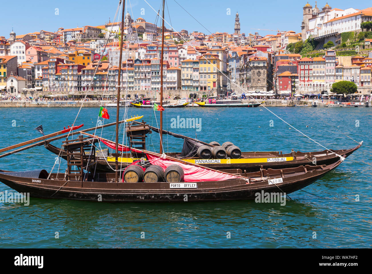 Portugal Vila Nova de Gaia Rio Douro remblai promenade vin vieux port bateau à voile ketch Porto Ferreira barils sails cityscape panorama Banque D'Images