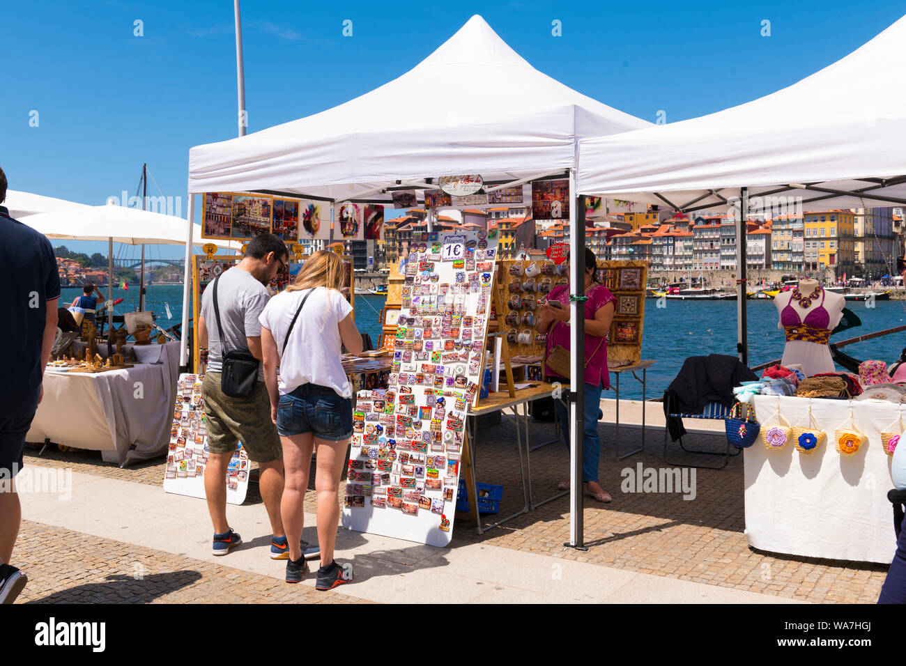 Portugal Vila Nova de Gaia promenade Rio Douro River Embankment'échoppe de marché l'art et de l'artisanat des aimants de réfrigérateur de souvenirs Souvenirs parasols crochet Banque D'Images