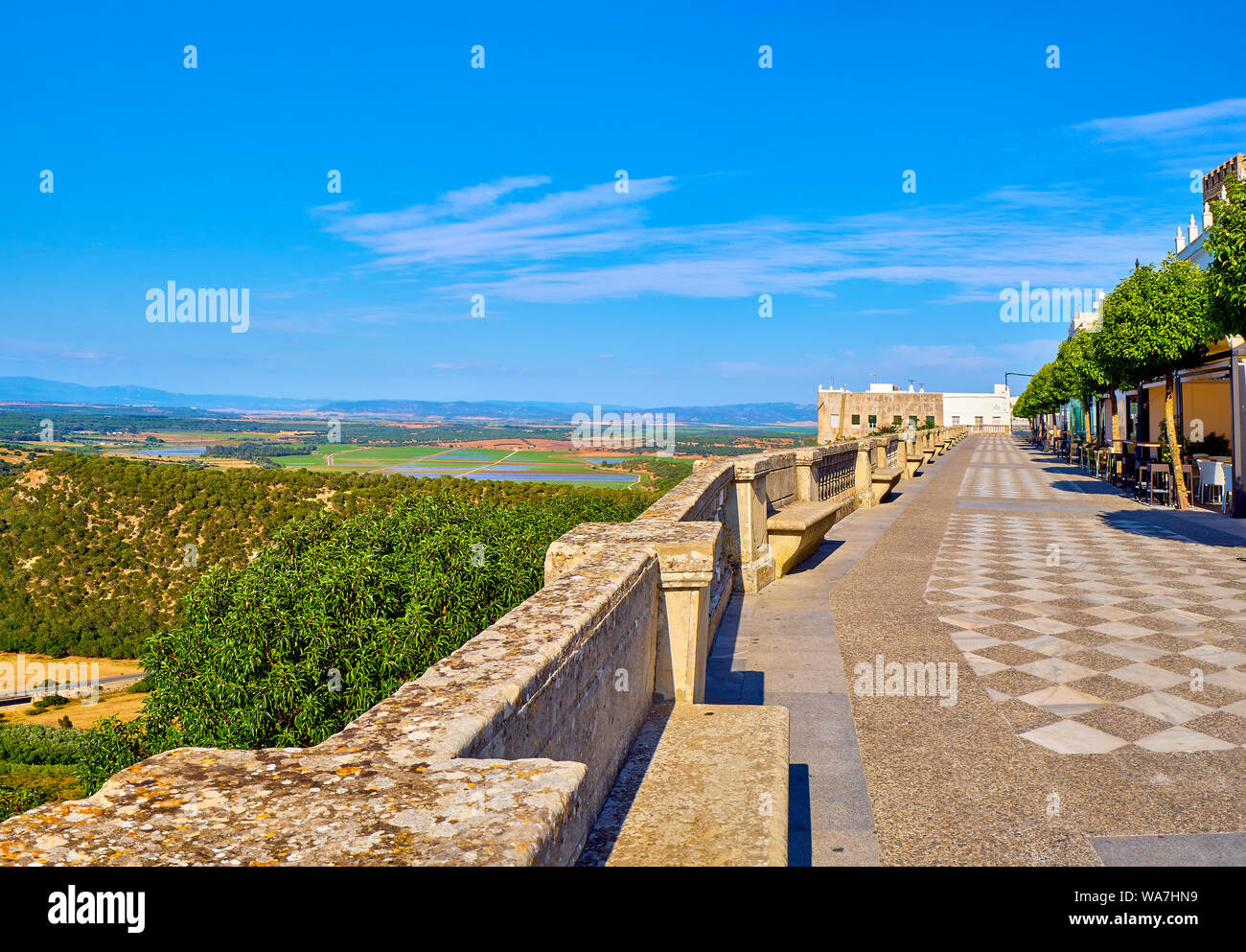 Une vue de la région de la Janda avec les marais de la rivière Barbate. Vue de la Corredera walkway vue. Vejer de la Frontera centre-ville. L'Espagne. Banque D'Images