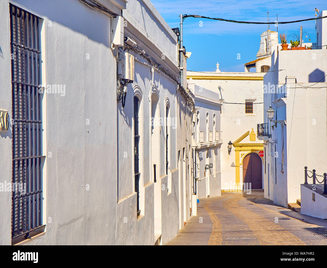 La Corredera, une rue typique de murs blanchis à la chaux de Vejer de la Frontera centre-ville. La province de Cádiz, Andalousie, espagne. Banque D'Images