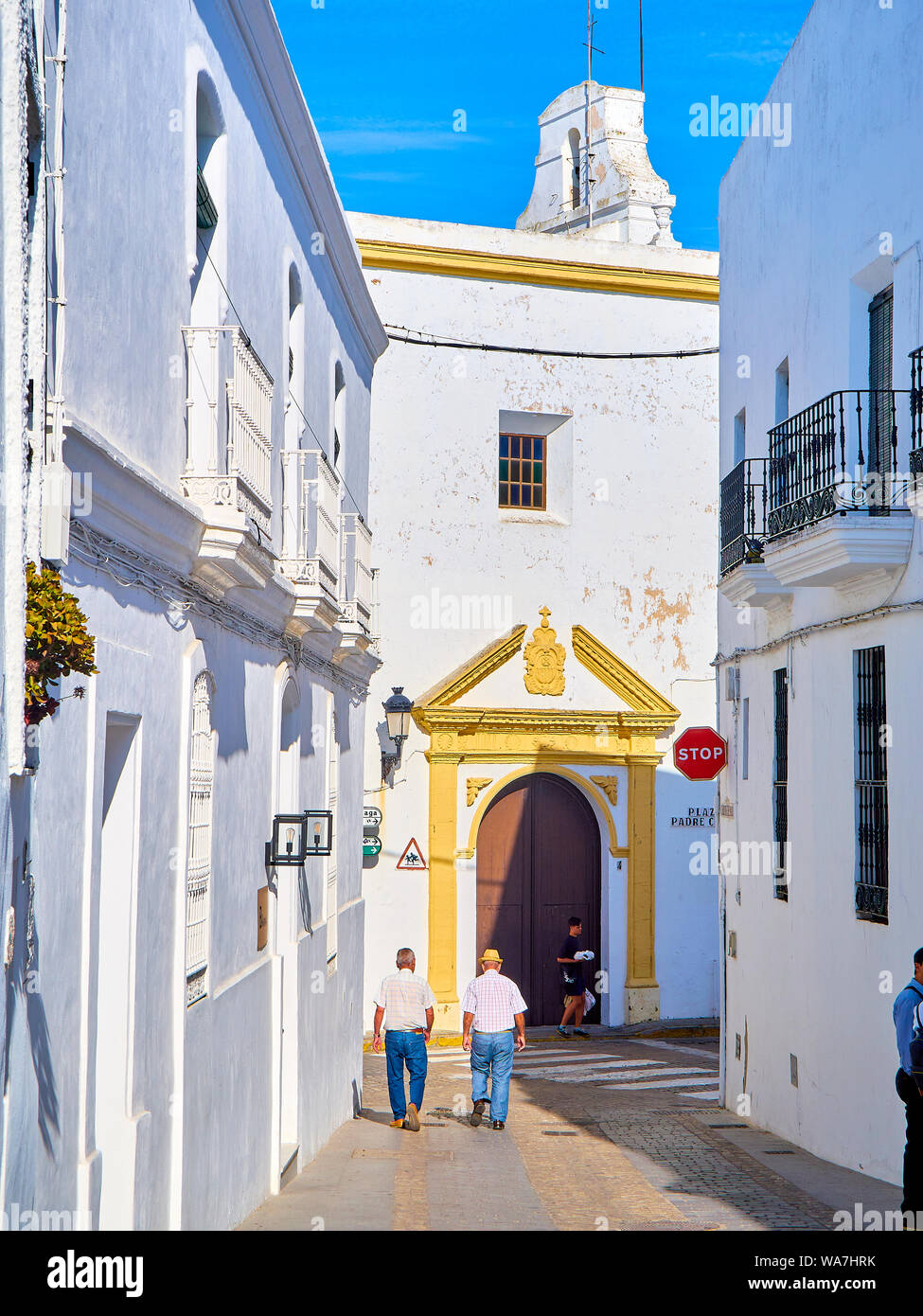 Vejer de la Frontera, Espagne - Juin 26, 2019. La Corredera, une rue typique de murs blanchis à la chaux de Vejer de la Frontera. La province de Cadix, Espagne. Banque D'Images
