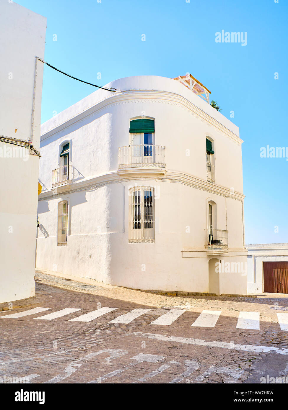 Une rue typique de murs blanchis à la chaux de Vejer de la Frontera centre-ville. Vue depuis la place Padre Caro. La province de Cádiz, Andalousie, espagne. Banque D'Images