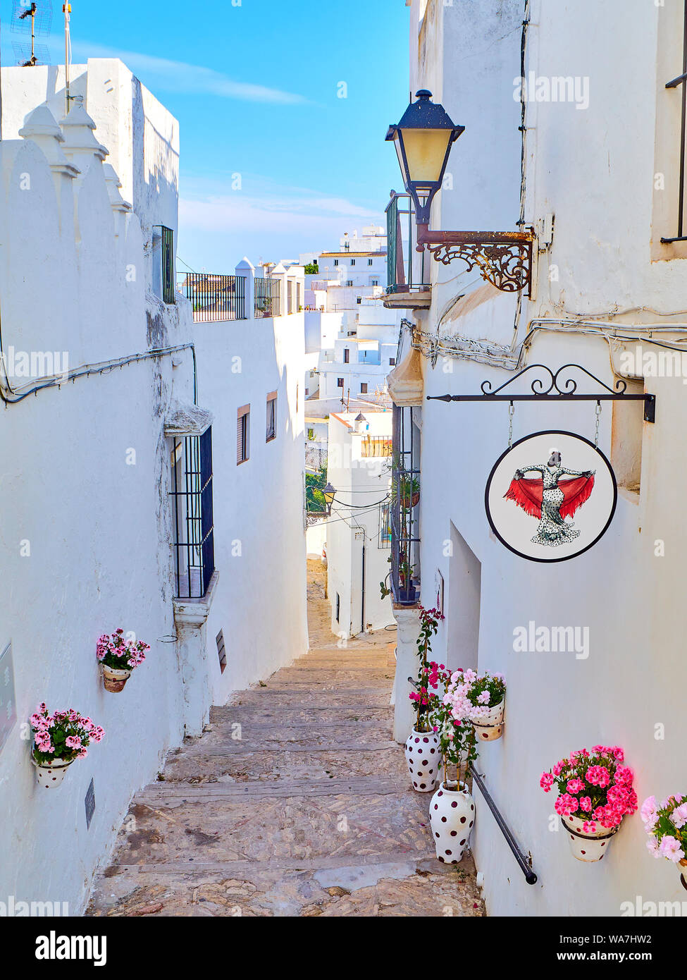Une rue typique de murs blanchis à la chaux de Vejer de la Frontera centre-ville. La province de Cádiz, Andalousie, espagne. Banque D'Images