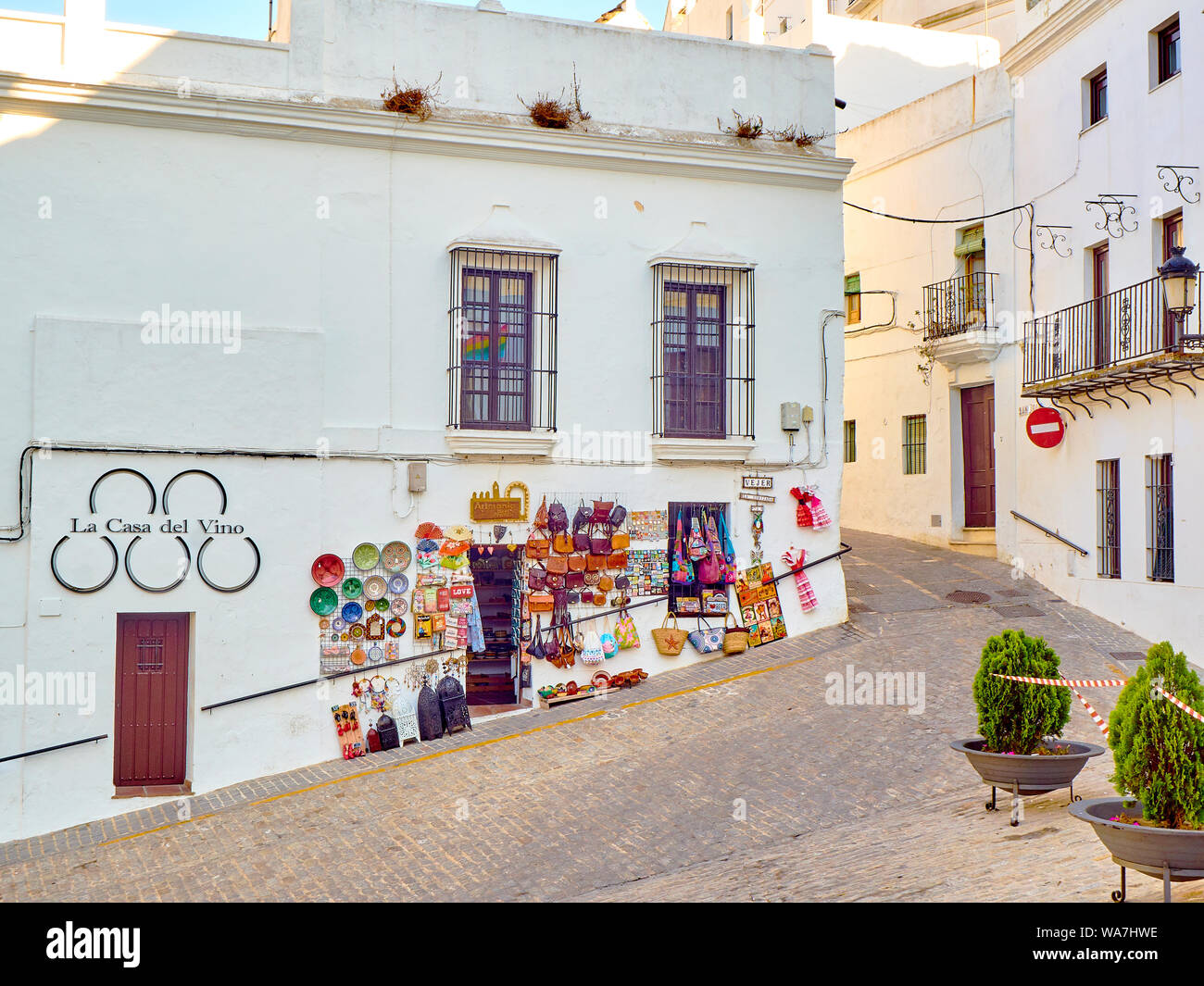 Une rue typique avec des murs blanchis à la chaux de Vejer de la Frontera centre-ville. La province de Cádiz, Andalousie, espagne. Banque D'Images