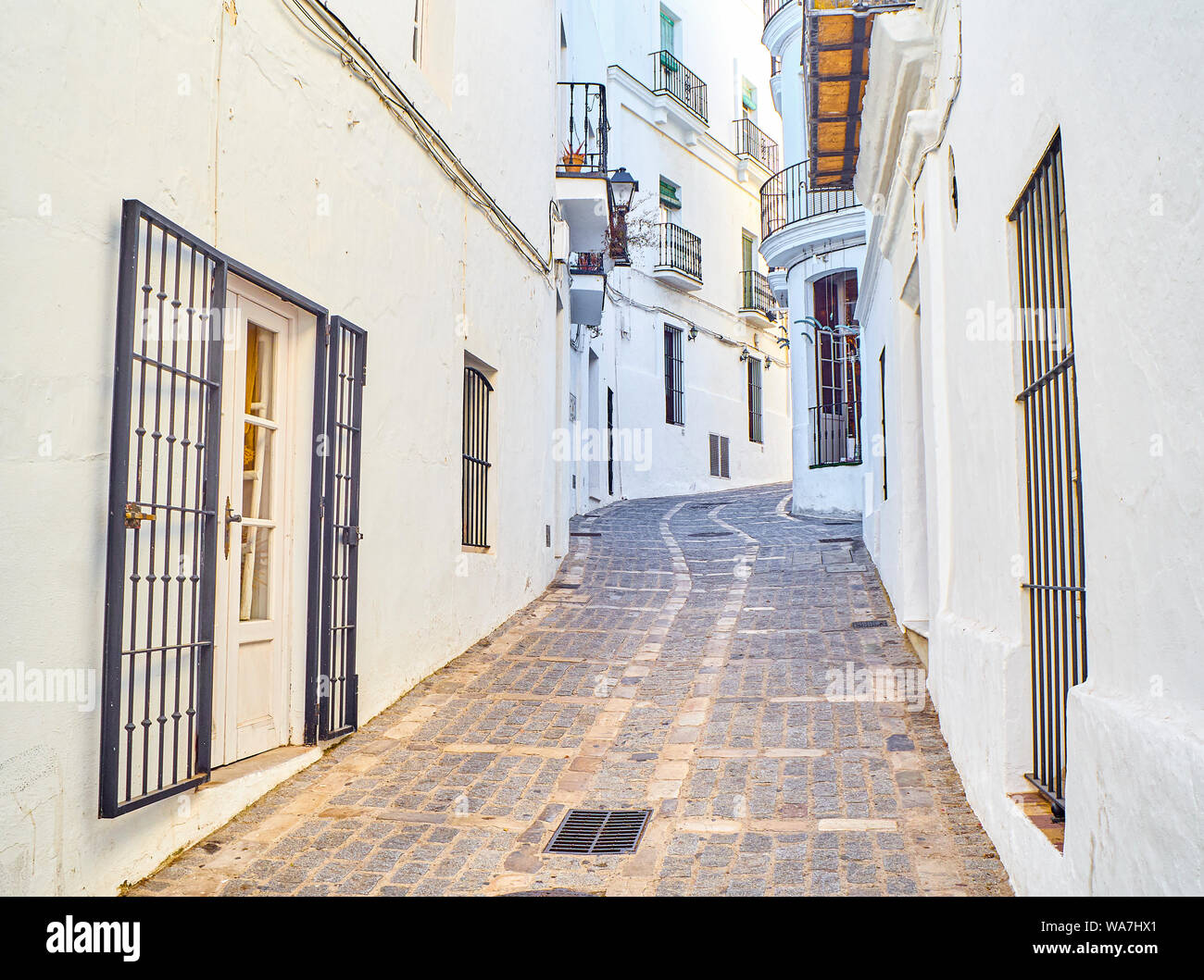 Une rue typique de murs blanchis à la chaux de Vejer de la Frontera centre-ville. Vue depuis la rue Castrillon Jose. La province de Cádiz, Andalousie, espagne. Banque D'Images