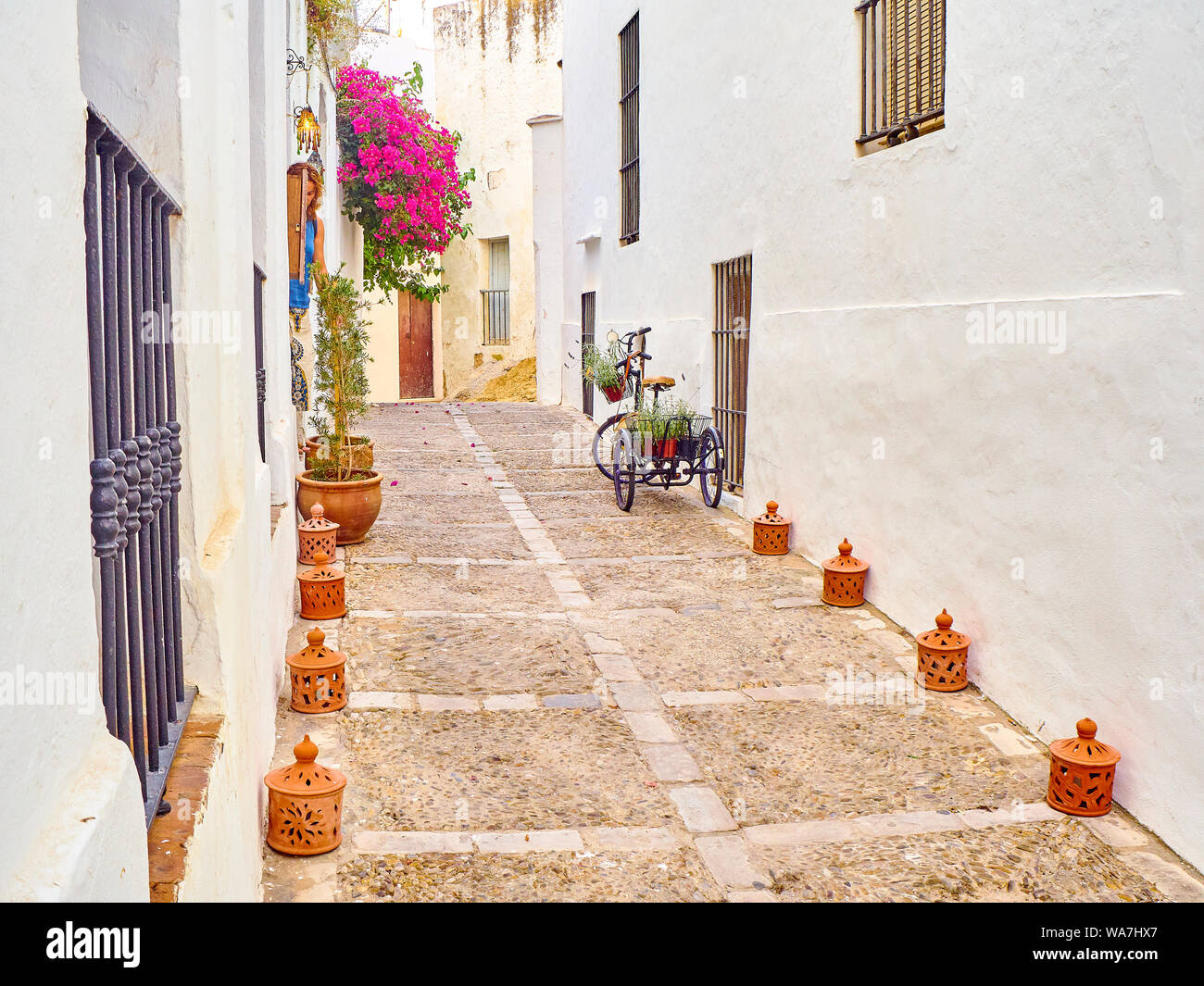 Une rue typique de murs blanchis à la chaux de Vejer de la Frontera centre-ville. Sancho IV el Bravo street. La province de Cádiz, Andalousie, espagne. Banque D'Images