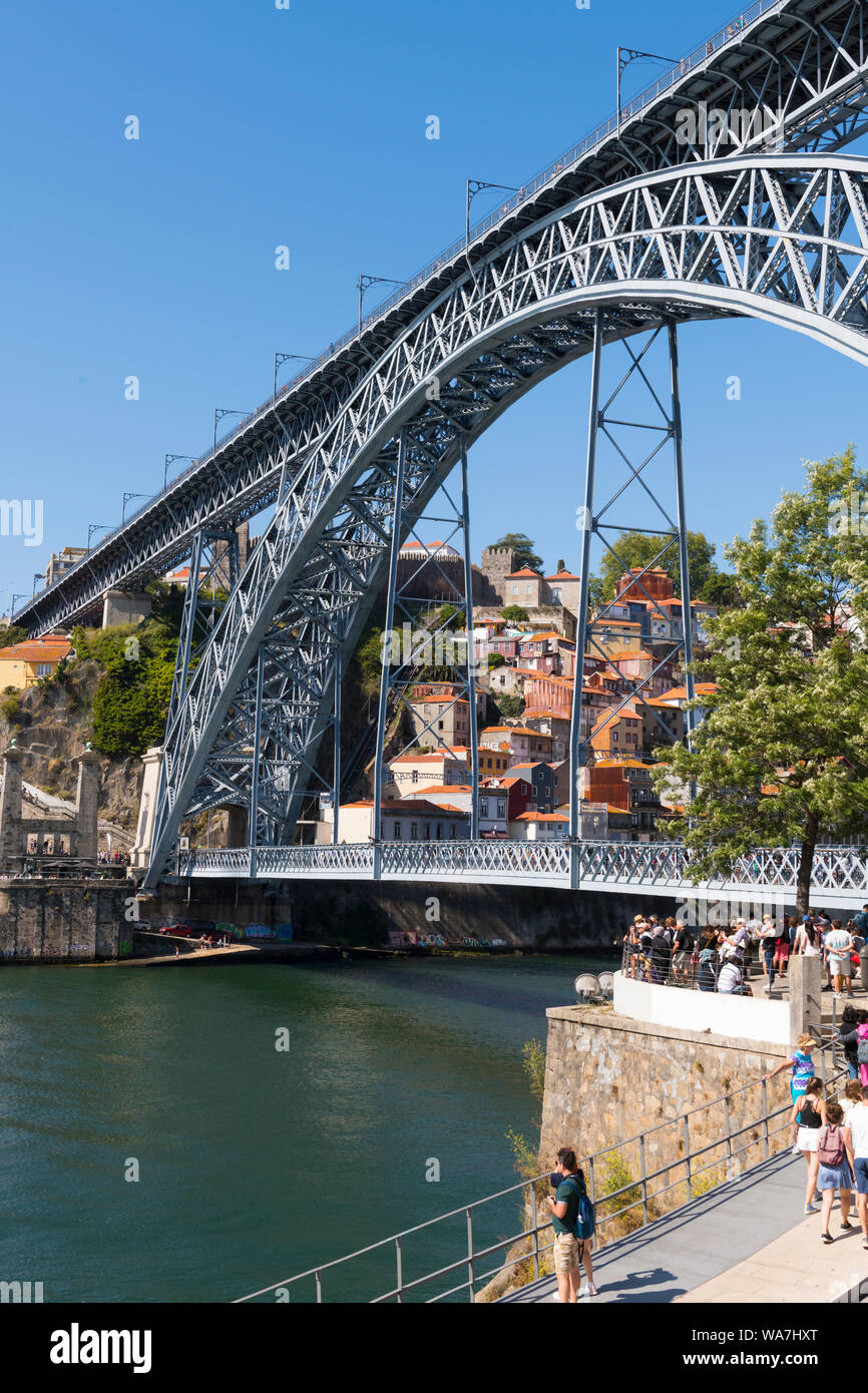 Portugal Porto Porto Ponte Dom Luis I Roi Luis Je Rio Douro Pont funiculaire dos Guindais vieux mur de ville Muralha Fernandina restauré de l'eau 1920 Banque D'Images