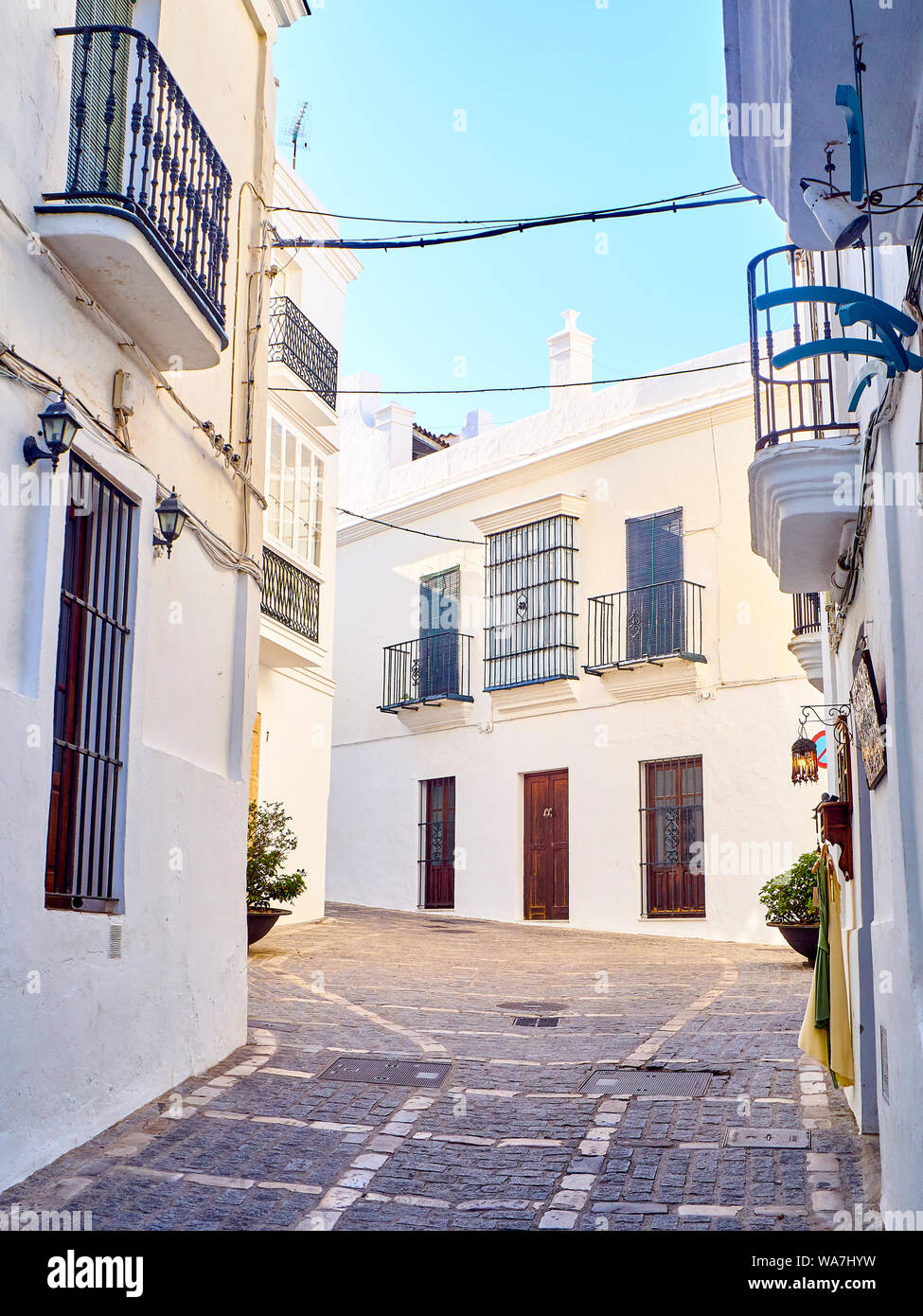 Une rue typique avec des murs blanchis à la chaux de Vejer de la Frontera centre-ville. Vue depuis la rue Castrillon Jose. La province de Cádiz, Andalousie, espagne. Banque D'Images