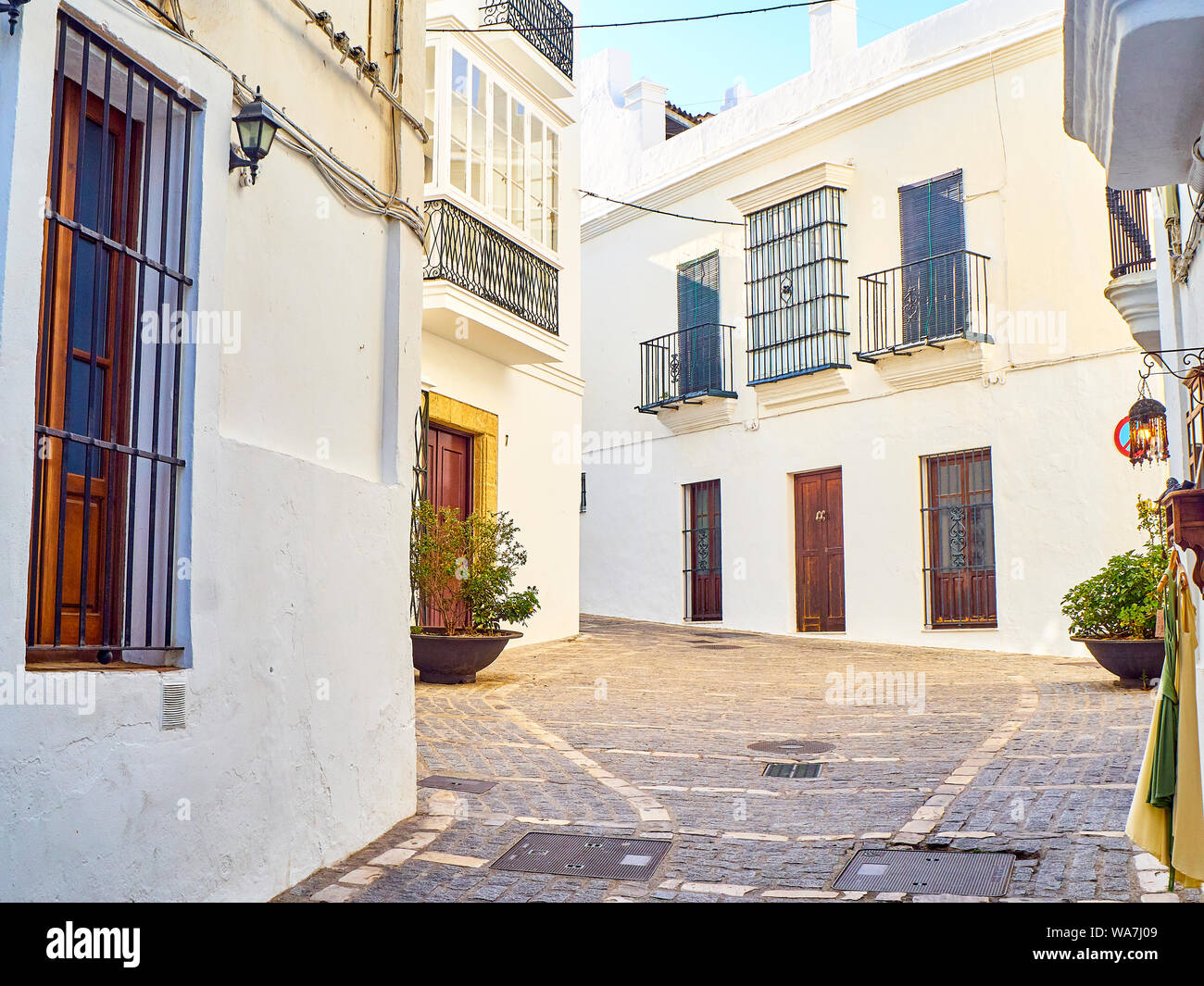 Une rue typique avec des murs blanchis à la chaux de Vejer de la Frontera centre-ville. Vue depuis la rue Castrillon Jose. La province de Cádiz, Andalousie, espagne. Banque D'Images