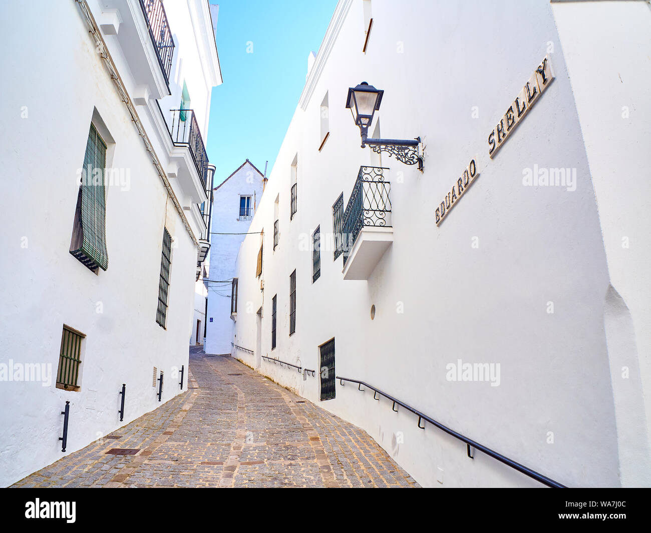 Une rue typique de murs blanchis à la chaux de Vejer de la Frontera centre-ville. Eduardo Shelly street. La province de Cádiz, Andalousie, espagne. Banque D'Images