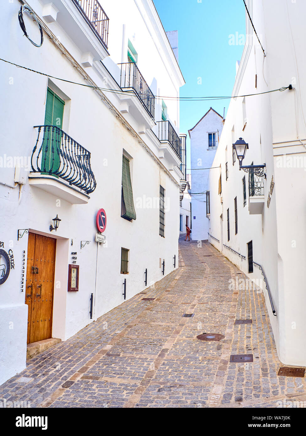 Une rue typique de murs blanchis à la chaux de Vejer de la Frontera centre-ville. Eduardo Shelly street. La province de Cádiz, Andalousie, espagne. Banque D'Images