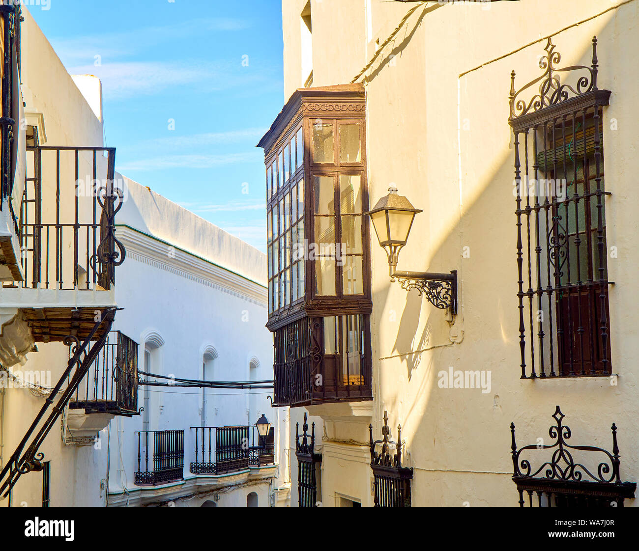 Une rue typique avec des murs blanchis à la chaux de Vejer de la Frontera centre-ville. Jose Castrillon street. La province de Cádiz, Andalousie, espagne. Banque D'Images