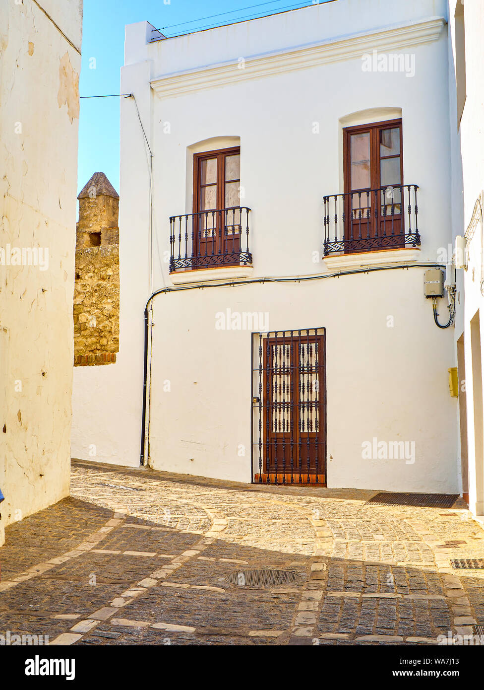 Une rue typique avec des murs blanchis à la chaux de Vejer de la Frontera centre-ville. Jose Castrillon street. La province de Cádiz, Andalousie, espagne. Banque D'Images