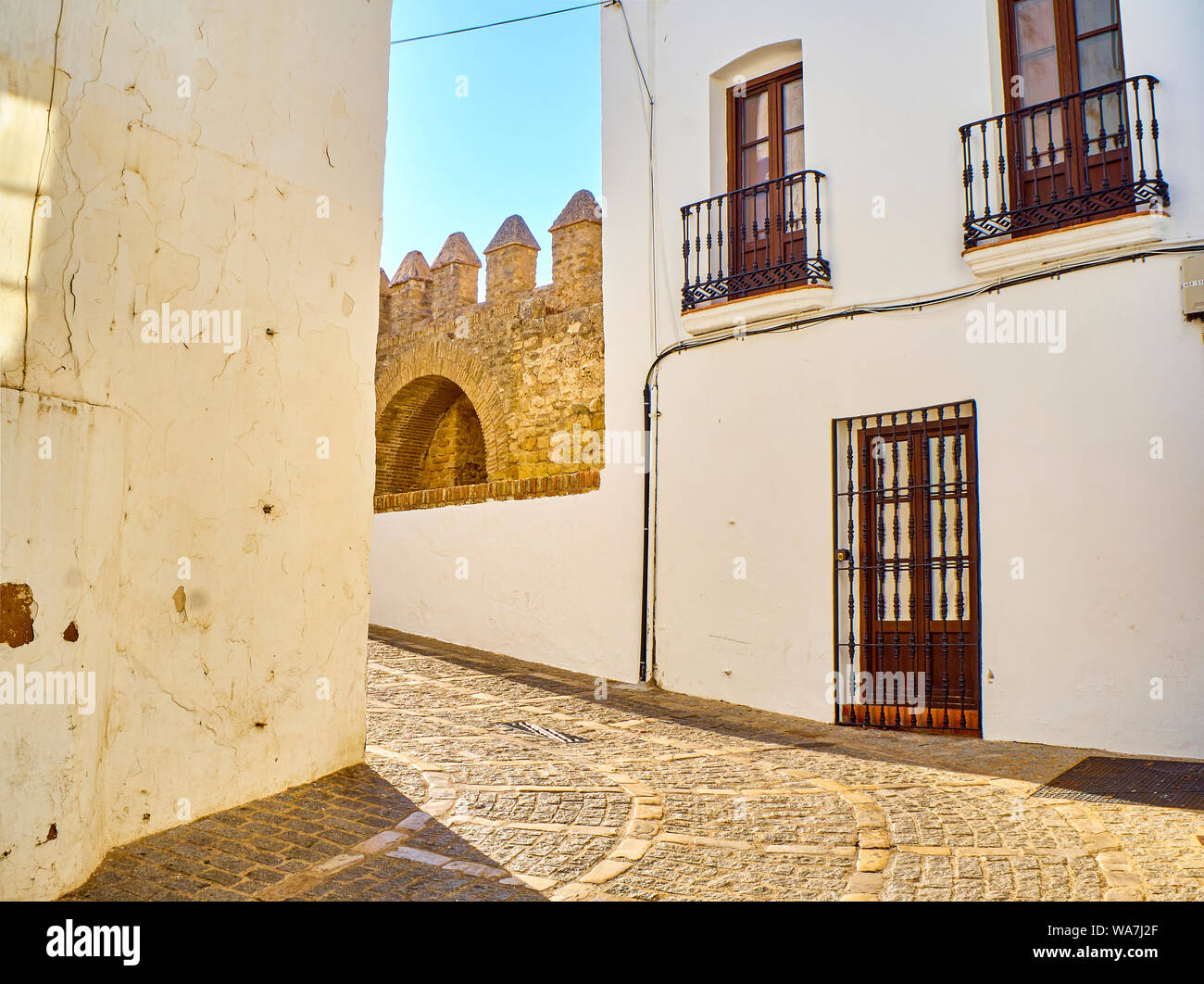 Une rue typique de murs blanchis à la chaux de Vejer de la Frontera centre-ville. Jose Castrillon street. La province de Cádiz, Andalousie, espagne. Banque D'Images