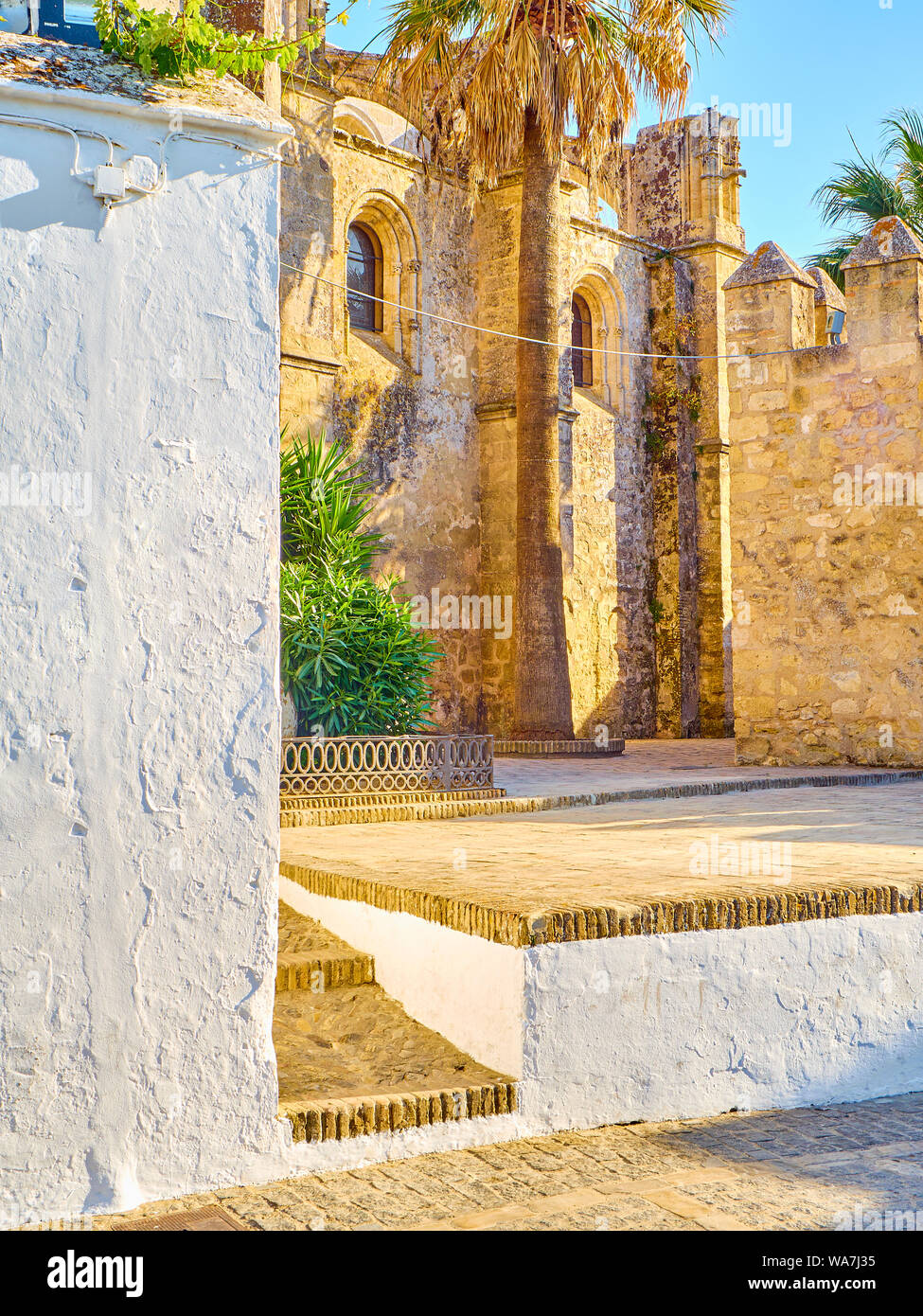 Le nord-ouest de l'église Façade de Divino Salvador. Vejer de la Frontera centre-ville. La province de Cádiz, Andalousie, espagne. Banque D'Images