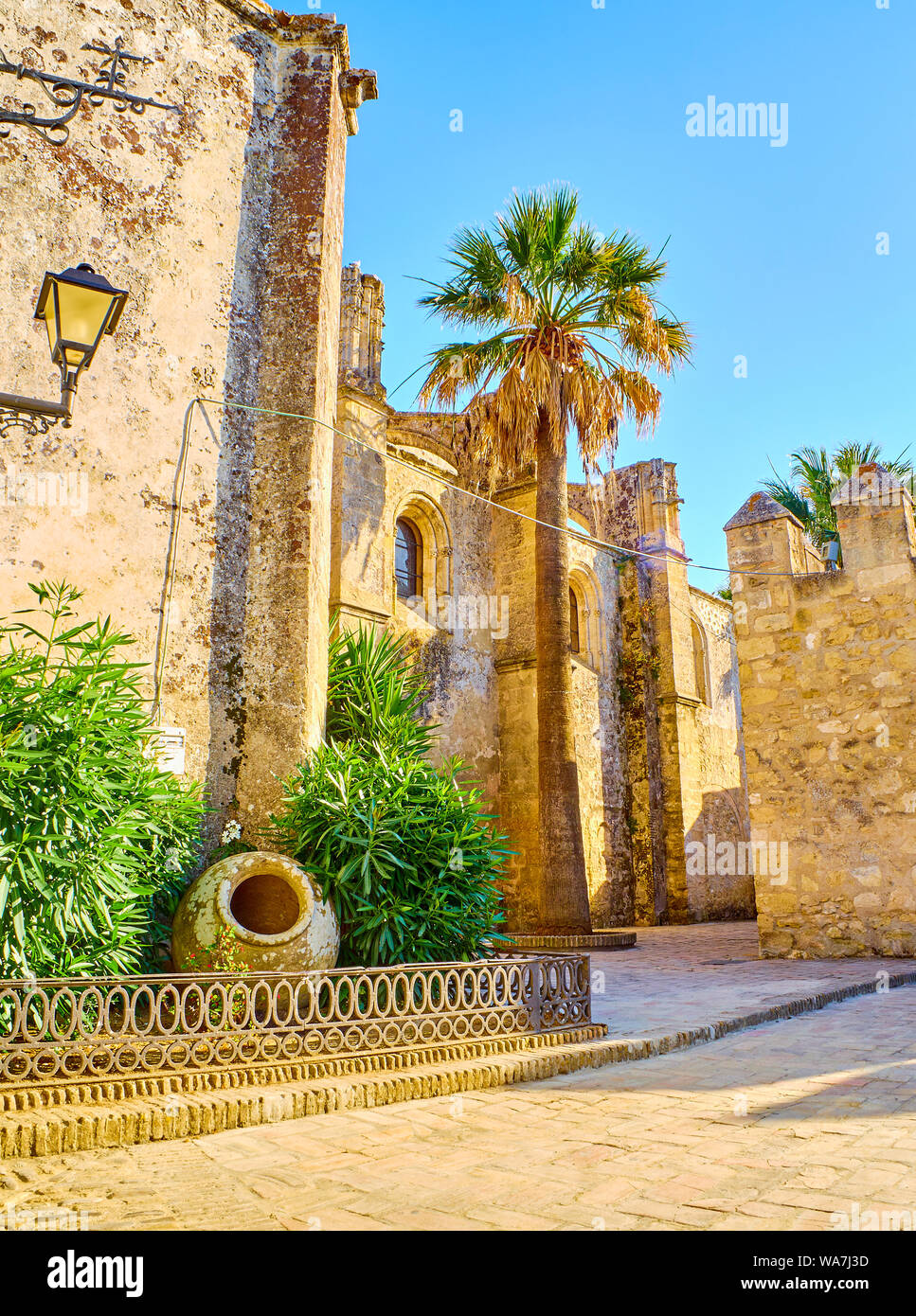 Le nord-ouest de l'église Façade de Divino Salvador. Vejer de la Frontera centre-ville. La province de Cádiz, Andalousie, espagne. Banque D'Images