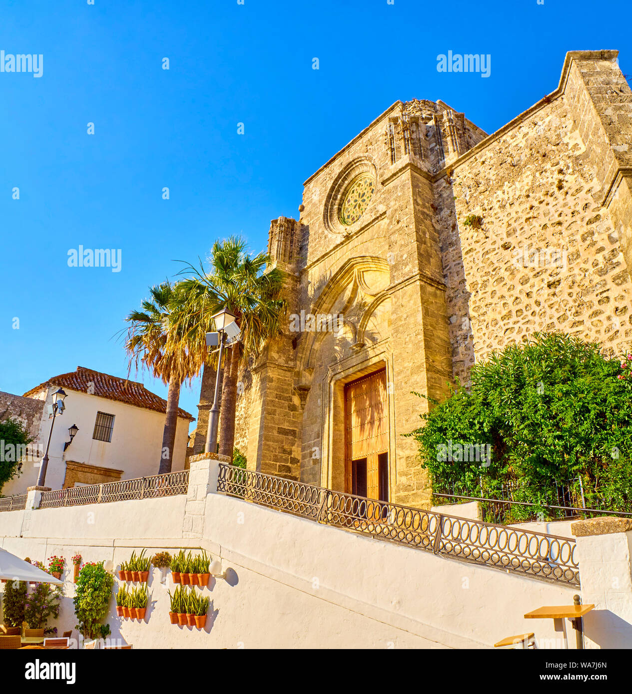 Façade principale de Divino Salvador église. Vue à partir de la Nuestra Señora de la Oliva street. Vejer de la Frontera centre-ville. La province de Cádiz, Andalousie, Banque D'Images
