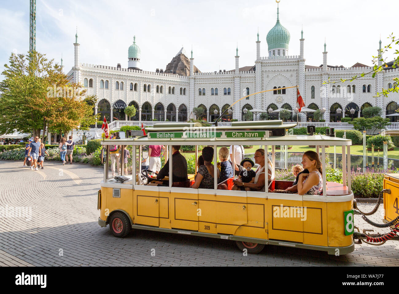 Les Jardins de Tivoli Copenhague Danemark - les touristes dans le parc d'attractions sur une journée ensoleillée, Tivoli Copenhague Danemark Scandinavie Banque D'Images