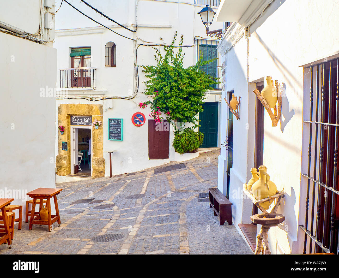 Une rue typique de murs blanchis à la chaux dans le centre-ville de Vejer de la Frontera. Vue de Nuestra Señora de la Oliva street. La province de Cádiz, Andalousie, espagne. Banque D'Images