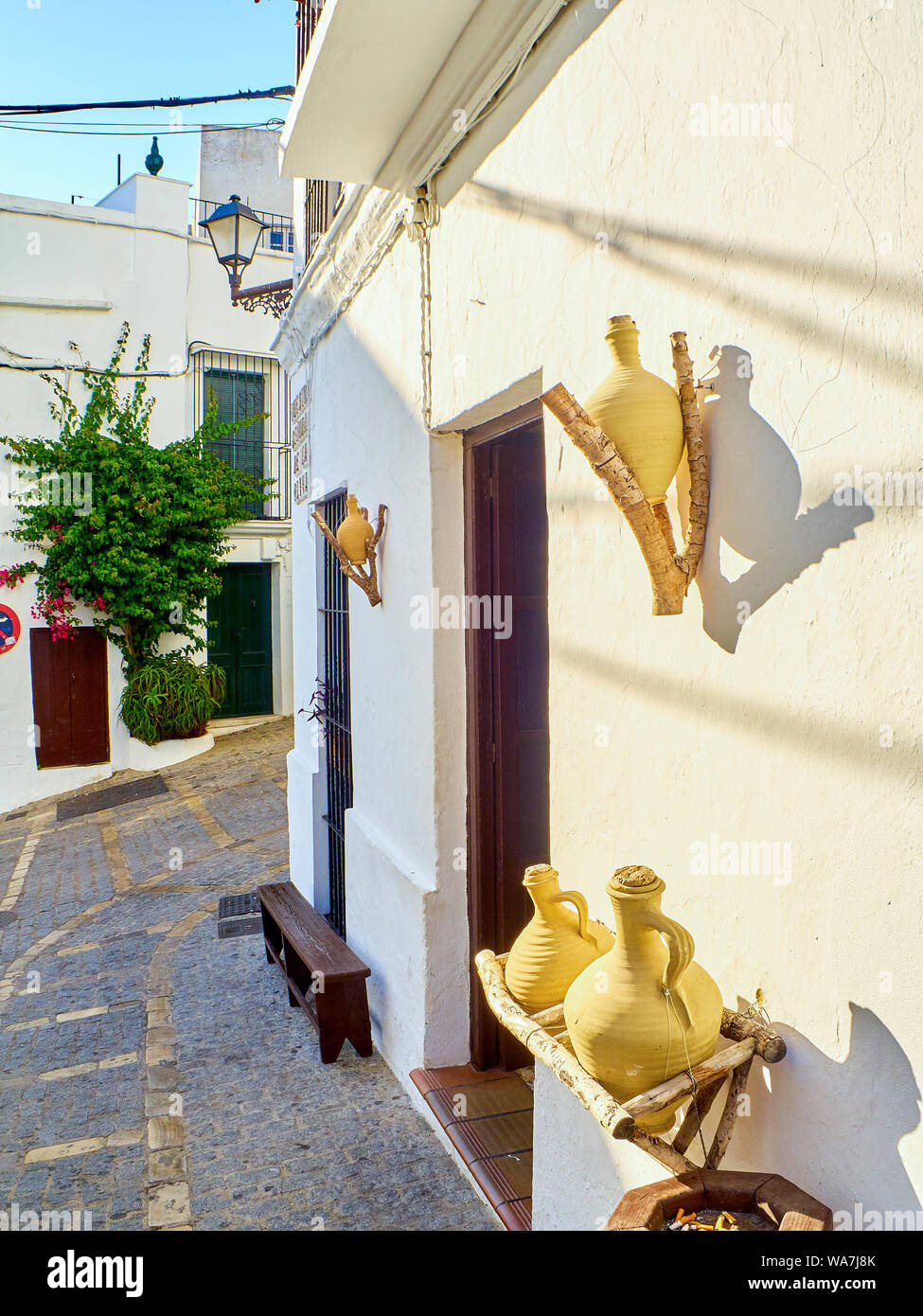 Une rue typique de murs blanchis à la chaux dans le centre-ville de Vejer de la Frontera. Vue de Nuestra Señora de la Oliva street. La province de Cádiz, Andalousie, espagne. Banque D'Images