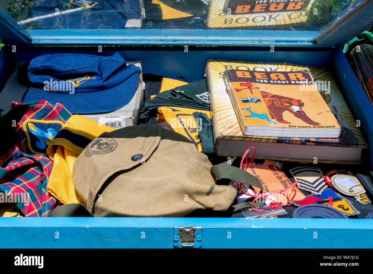 Une boîte de vieux objets rares boy scout sont un trésor pour un collecteur. Scoutisme mondial uniforme, insignes, livres et caps, magnifiquement préservé Banque D'Images