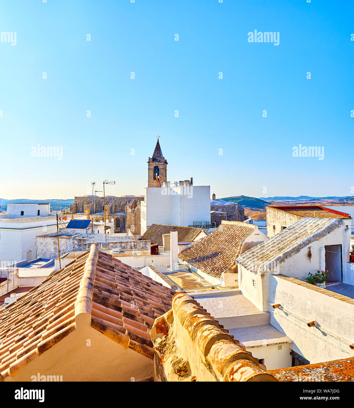 Vue sur les toits de Vejer de la Frontera centre-ville au coucher du soleil. Vejer de la Frontera, province de Cadiz, Andalousie, espagne. Banque D'Images