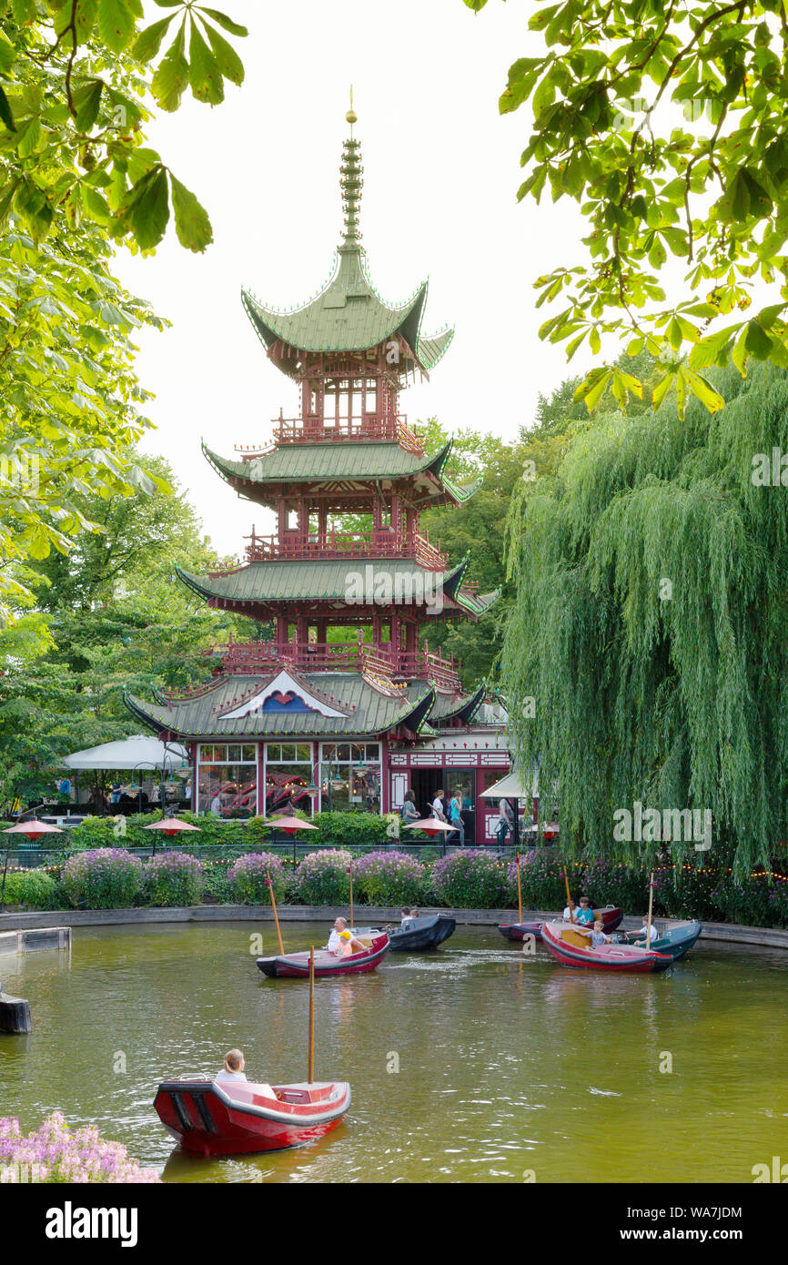 Les Jardins de Tivoli Copenhague Danemark - pagode et les gens de l'aviron sur le lac de plaisance dans le parc d'attractions en été, Tivoli Danemark Scandinavie Europe Banque D'Images