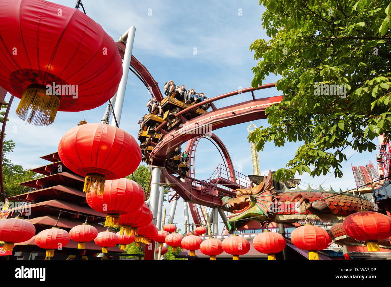 Les Jardins de Tivoli Copenhague - les personnes bénéficiant de l'roller coaster ride dans le parc d'attractions Tivoli de Copenhague, Danemark, Europe Banque D'Images