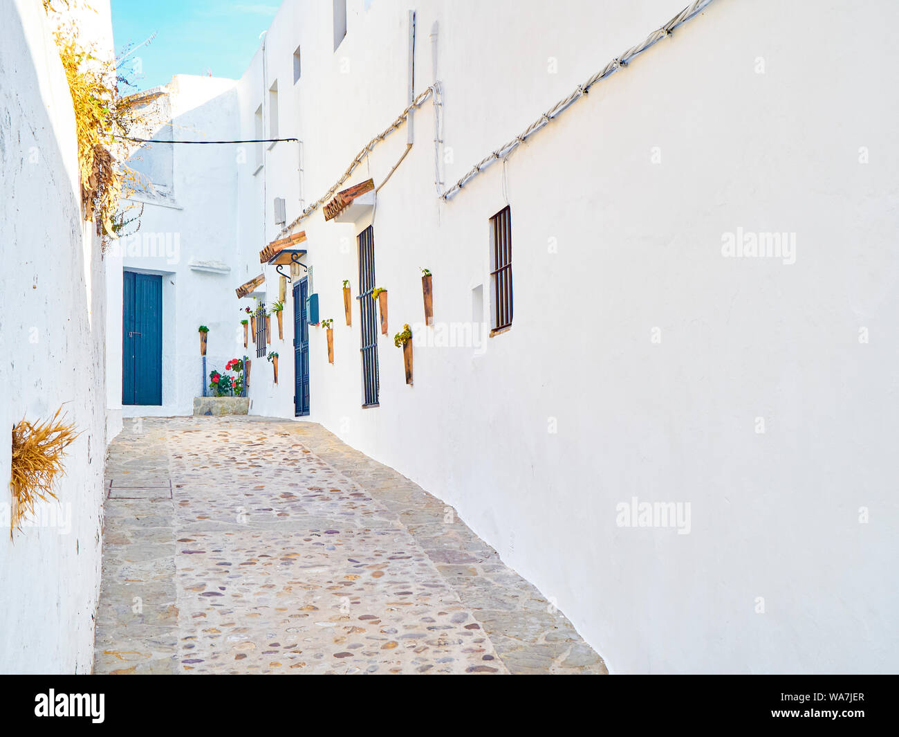 Une rue typique de murs blanchis à la chaux de Vejer de la Frontera centre-ville. La province de Cádiz, Andalousie, espagne. Banque D'Images