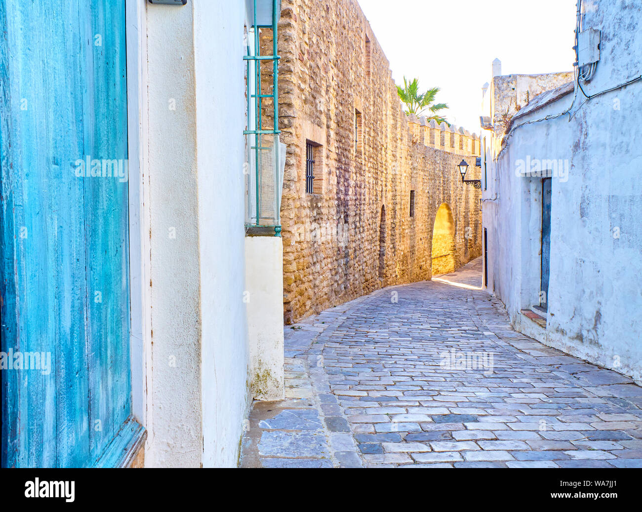 Murs de Vejer de la Frontera en ville avec l'arche de la porte fermée à l'arrière-plan. Vejer de la Frontera, province de Cadiz, Andalousie, espagne. Banque D'Images