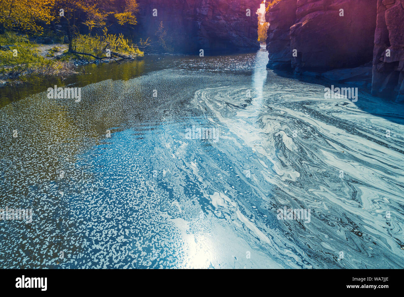 Paysage de montagne. Vue aérienne d'une rivière de montagne au début du printemps. Abstract pattern de mousse sur l'eau Banque D'Images