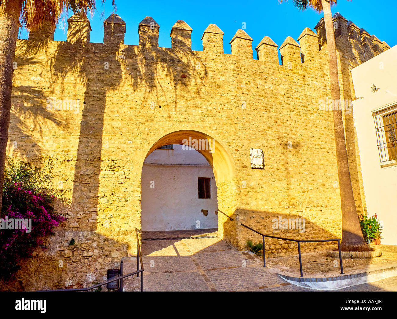 L'arc de la porte fermée, Arco de la Puerta Cerrada, dans le quartier juif de Vejer de la Frontera centre-ville. La province de Cádiz, Andalousie, espagne. Banque D'Images