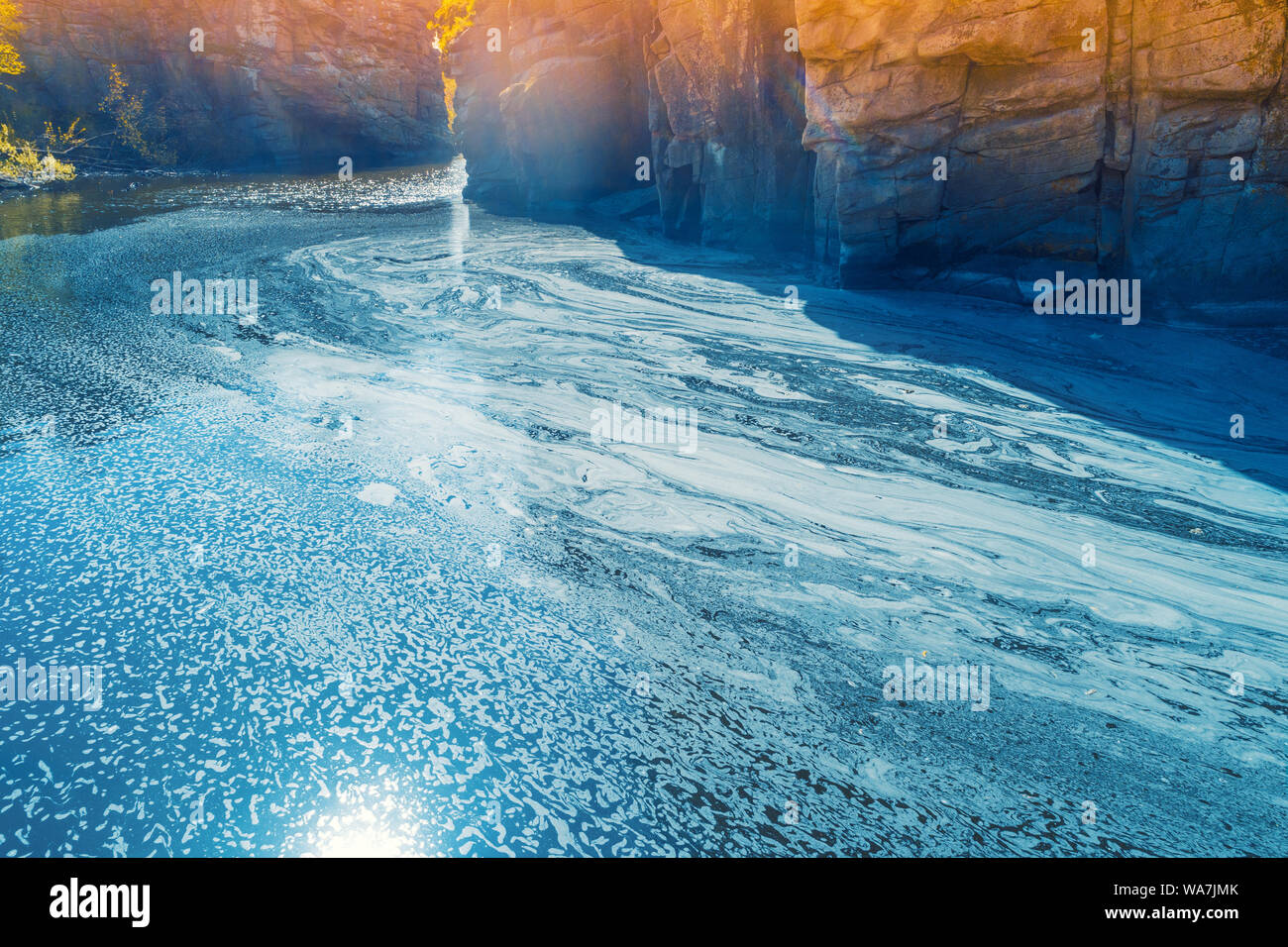 Paysage de montagne. Vue aérienne d'une rivière de montagne au début du printemps. Abstract pattern de mousse sur l'eau Banque D'Images