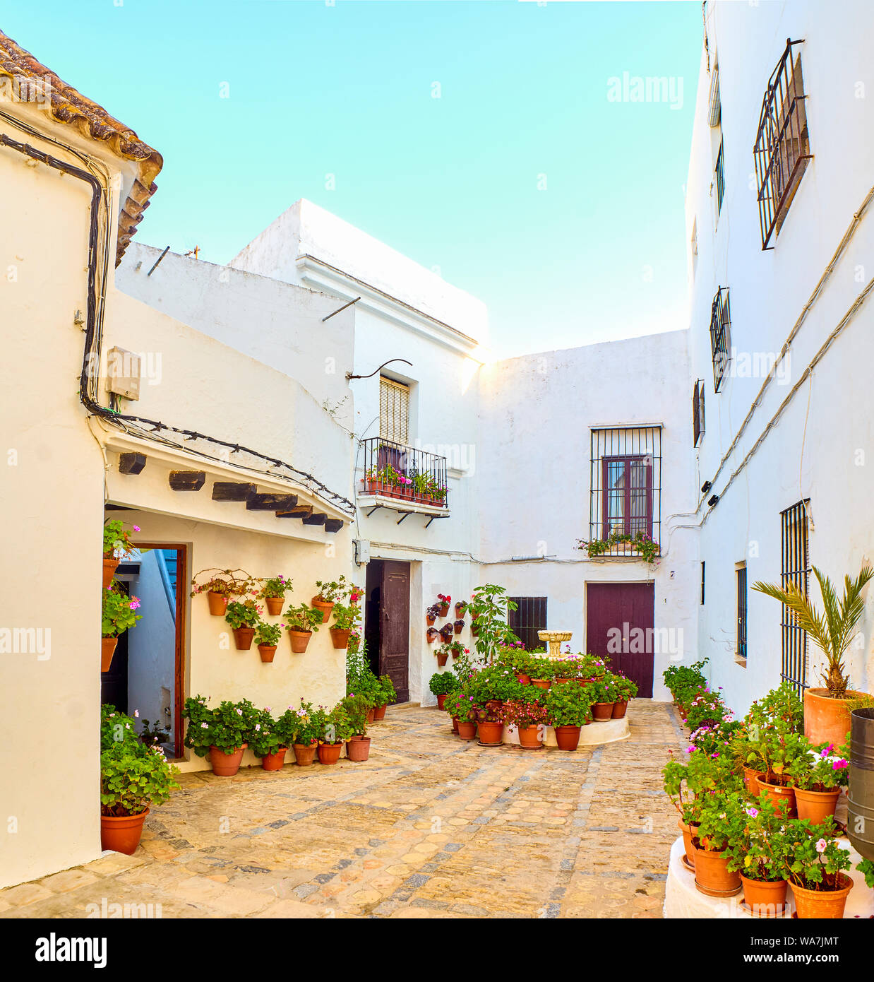 Une rue typique de murs blanchis à la chaux de Vejer de la Frontera centre-ville. La province de Cádiz, Andalousie, espagne. Banque D'Images