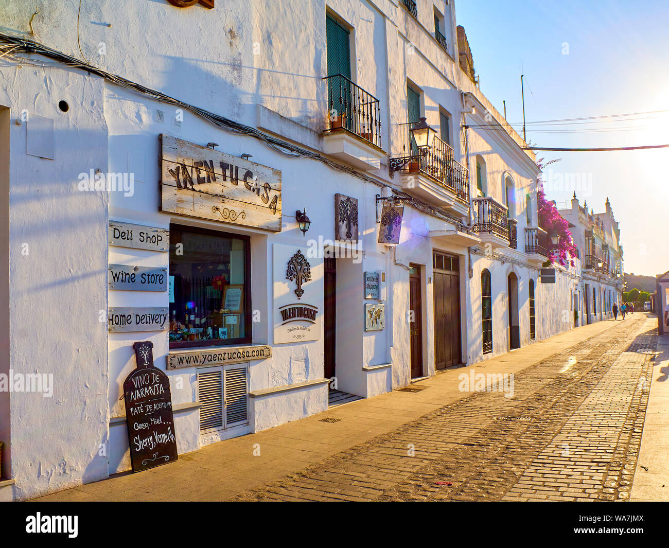 La Corredera walkway au coucher du soleil, une rue typique de murs blanchis à la chaux du centre-ville de Vejer de la Frontera, province de Cadiz, Andalousie, espagne. Banque D'Images